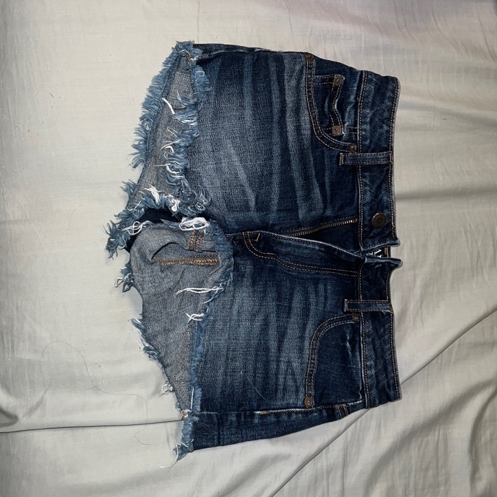 AMERICAN EAGLE OUTFITTERS dark washed jean shorts
